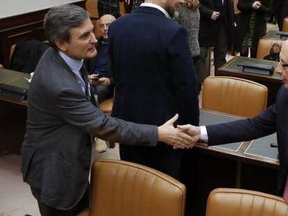 El ministro de Hacienda y Funci&oacute;n P&uacute;blica, Crist&oacute;bal Montoro (d), saluda al socialista Pedro Saura (i), durante la Comisi&oacute;n de Hacienda del Congreso, donde ha comparecido hoy a petici&oacute;n propia. 