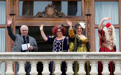 El alcalde de Valencia, Joan Ribó, en el balcón del Ayuntamiento con los personajes de la cabalgata republicana Libertad, Igualdad y Fraternidad.