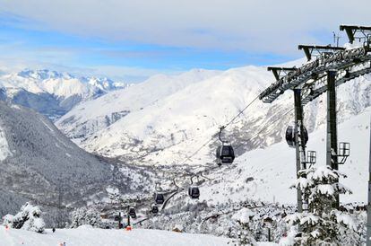 Imagen del pasiaje nevado que se aprecia estos días desde el telecabina que úne la cota 1.500 con la de 1.800 metros en la estación de Baqueira Beret, en el Pirineo leridano.