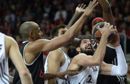 Mirotic, rodeado por varios rivales.