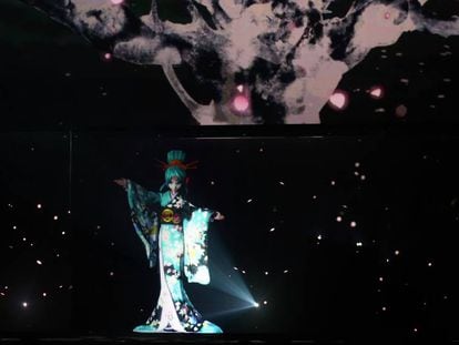 Hatsune Miku, en un concierto en abril en Tokio, Japón. En vídeo, presentación de la artista en la Mercedes Benz Arena de Shanghái.