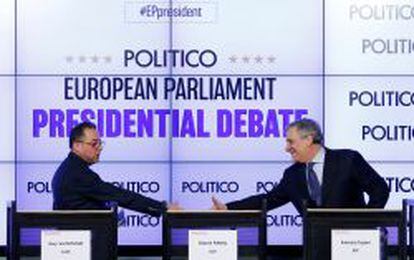 Los candidatos a la presidencia del Parlamento Europeo, Gianni Pitella (a la izquierda) y Antonio Tajani se saludan antes de un debate el 11 de enero.