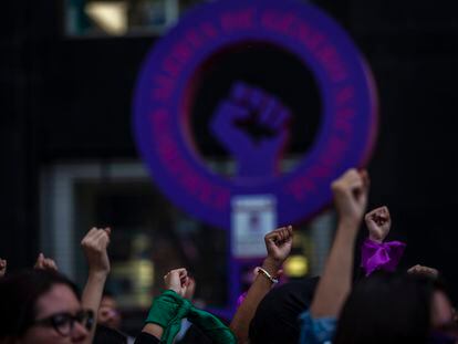 Mujeres levantan las manos durante una protesta feminista en Ciudad de México el 14 de febrero de 2020.