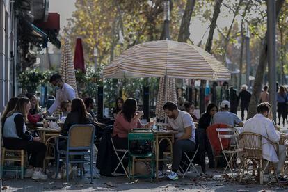 Terrazas en un restaurante de la Barceloneta donde no cumple la obligada distancia de dos metros en entre mesas.