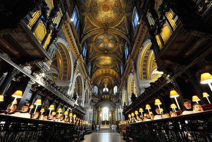 Cantores de la Catedral de San Pablo de Londres practican en el coro del templo.