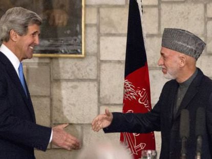 John Kerry saluda a Hamid Karzay en marzo de 2013.
