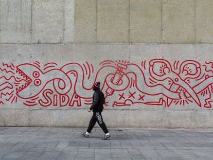 Fragmento de la r&eacute;plica del mural de Keith Haring inaugurado ayer, junto al Macba.