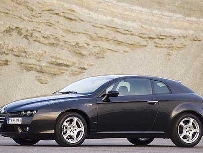 El Brera impacta por su poderío estético. El frontal se inspira en el del Alfa 159, y la cintura lateral ascendente, combinada con unas aletas musculosas, definen una imagen atlética, elegante y deportiva.