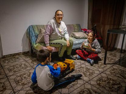 Vanesa Meisembach, junto a sus hijos en su domicilio de Sevilla.