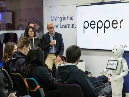 El robot Pepper asiste al profesor de ESADE Pedro Parada en una clase de International Business durante la pasada edición del 4YFN en Barcelona.