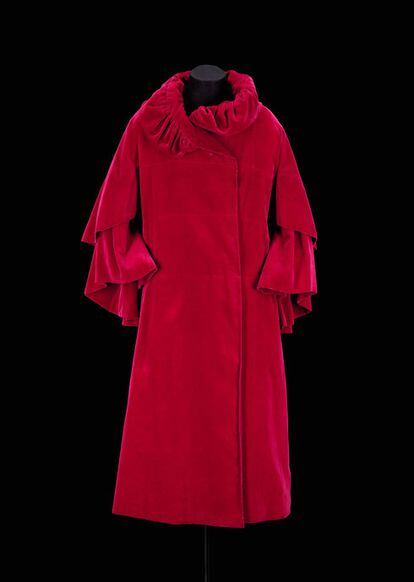 Abrigo capa en color rojo de Chanel.