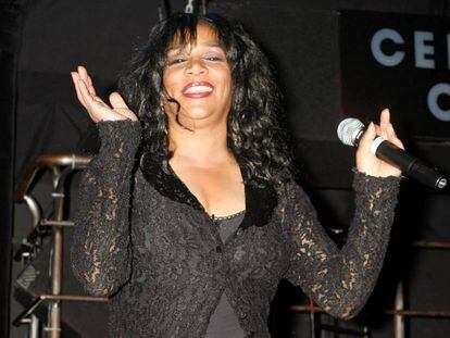 Joni Sledge interpreta &#039;We Are Family&#039; en el lanzamiento en 2006 en Los &Aacute;ngeles de un disco cuyos beneficios fueron para las v&iacute;ctimas del hurac&aacute;n Katrina.