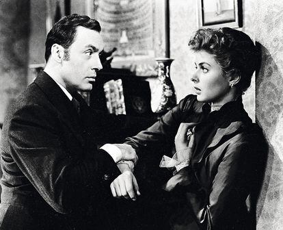 Una escena del filme ‘Luz que agoniza’, que Ingrid Bergman protagonizó junto al actor francés Charles Boyer.