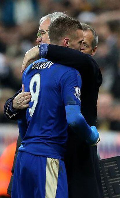 Ranieri abraza a Vardy en el partido ante el Newcastle