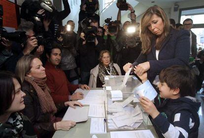 La candidata del PPC a la presidencia de la Generalitat, Alicia Sánchez-Camacho, ha votado hoy acompañada de su hijo Manuel, en el IES Jaume Balmes