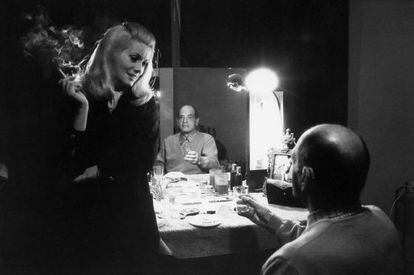 Catherine Deneuve y Luis Buñuel durante el rodaje de 'Bella de día', en 1966.
