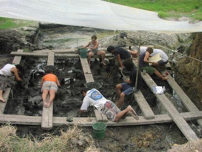 Excavaciones en el yacimiento neolítico de La Draga en Banyoles (Girona).