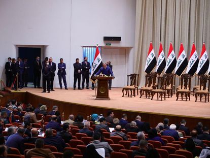 El nuevo primer ministro de Irak, Mustafa al Kadhimi, durante su intervención ante el Parlamento.