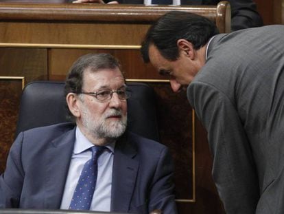 Mariano Rajoy escucha a Fernando Martínez Maillo.
