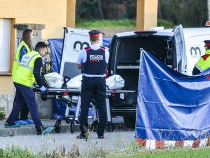 La madre se arrojó a la autopista AP-7 y murió arrollada por un camión