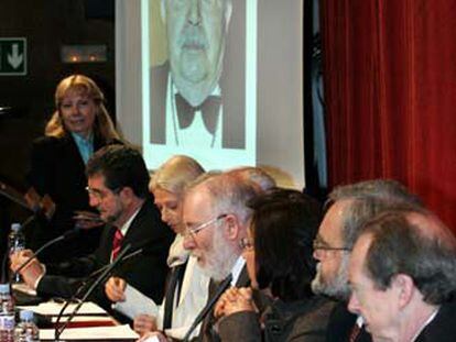 María Jesús Fernández, al fondo. En la mesa, de izquierda a derecha: José Antonio Pascual, Pilar Saquero, Víctor García de la Concha (tapado), Carlos Berzosa, Violeta Demonte, Ignacio Bosque y José Manuel Blecua.