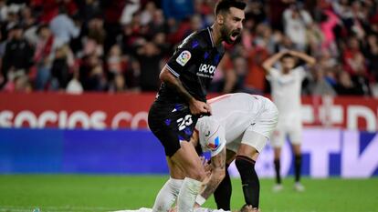 Brais Mendez, jugador de la Real Sociedad, celebra su gol durante el partido contra el Sevilla en el Ramón Sánchez Pizjuán este miércoles.