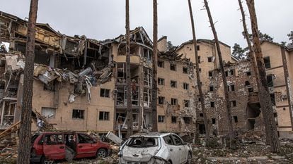 Varios edificios de viviendas dañados por los bombardeos en Irpin, en la provincia de Kiev, el 3 de marzo.