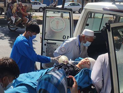 Personal sanitario traslada al hospital a una adolescente afgana herida en el atentado de este viernes en Kabul.
