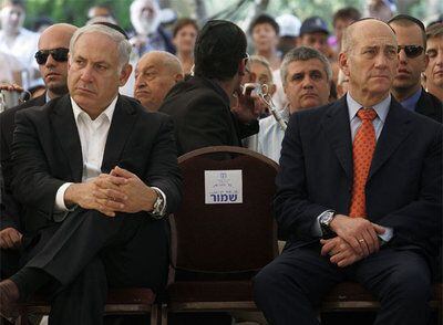 Netanyahu (izquierda) y Olmert, durante una ceremonia en recuerdo del líder sionista Zeev Jabotinsky.
