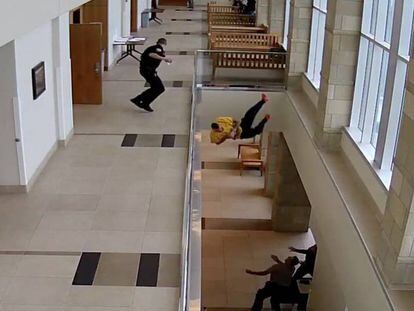 Christopher Clay se precipita desde el segundo piso de un juzgado.