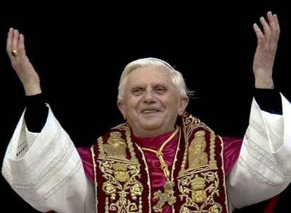 El papa Benedicto XVI saluda desde la ventana de sus aposentos en la Santa Sede.