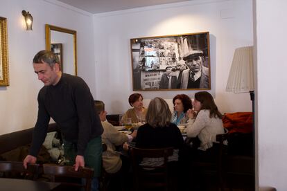 Branko Mrakić atiende en el restaurante.