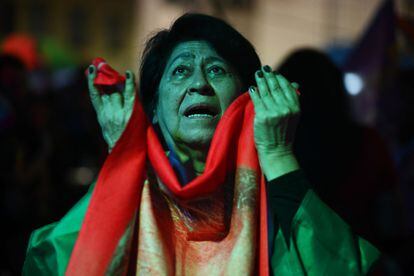 Un mujer seguidora de Lula a la espera de conocer los resultados electorales, en Río de Janeiro.