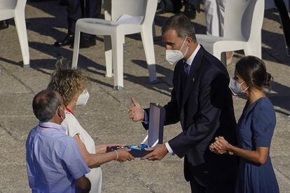 El rey Felipe VI y la reina Letizia, entregan una de las cuatro Grandes Cruces de la Orden del Mérito Civil, a las familias de cuatro sanitarios, en representación de quienes fallecieron por su trabajo.