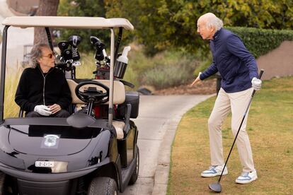 Richard Lewis (derecha), recientemente fallecido, y Larry David, en una imagen de la decimosegunda temporada de la serie.