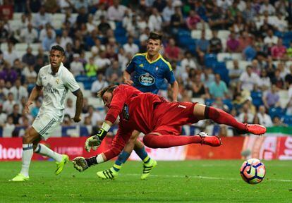 El portero del Celta de Vigo, Sergio Álvarez, no consigue hacerse con el balón durante una jugada.