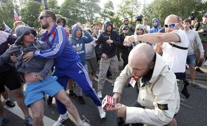 Un periodista polaco es golpeado por aficionados rusos a las puertas del estadio.