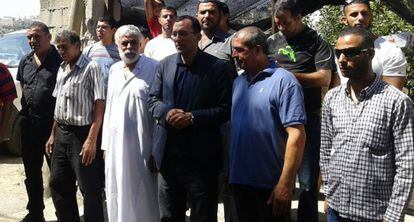 Abdalá abu Nab (con túnica), junto familiares y activistas palestinos en su casa de Silwan, Jerusalén Este.