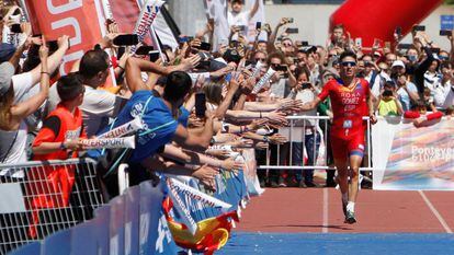 Javier Gómez Noya saluda al público en la llegada del Mundial de larga distancia en el que ha conseguido el oro. 