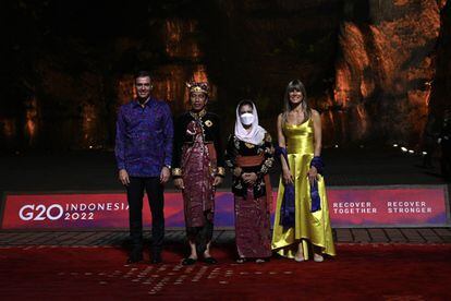 El presidente del Gobierno y su mujer acudieron vestidos con los colores de la bandera ucraniana a una cena de gala, celebrada en la primera jornada de la cumbre que tiene lugar en la isla de Bali (Indonesia).
