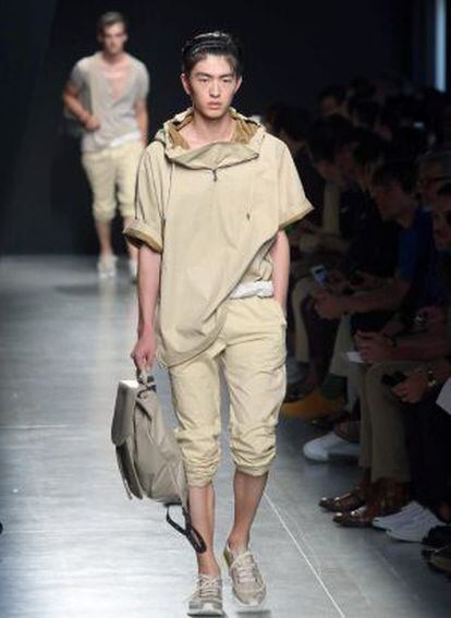 Un modelo del desfile de Bottega Veneta en Milán para primavera/verano 2015.