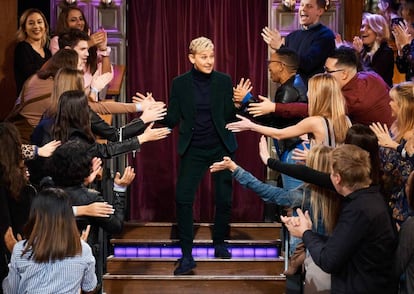 La presentadora Ellen DeGeneres, durante una visita al programa de James Corden en diciembre de 2018.