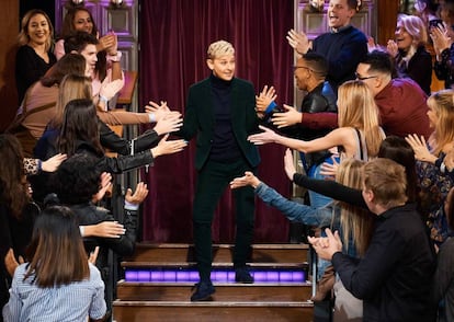 La presentadora Ellen Degeneres es saludada por el público durante una visita al programa de James Corden en diciembre de 2018. 