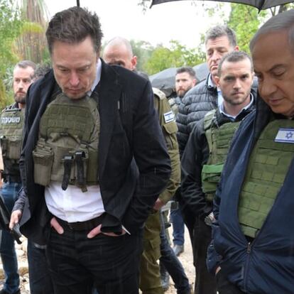 Elon Musk (centro) y Benjamín Netanyahu (derecha), este lunes en Kfar Aza.