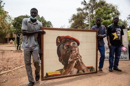 Seguidores de Thomas Sankara portan un retrato del presidente asesinado en 1987, este miércoles en el lugar donde se perpetró el magnicidio en Uagadugú.