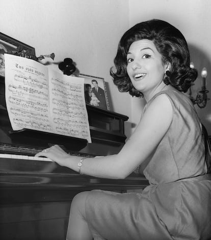 La cantante y actriz Dolores Abril, en Madrid en 1966, año en que estrenó las películas 'De barro y oro', de Sebastián Almeida, y 'La niña del patio', de Amando de Ossorio.