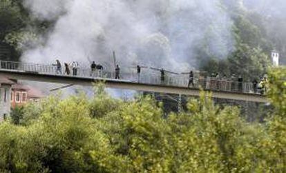 Corte de tráfico y enfrentamientos entre mineros y policía el pasado miércoles en el pozo Sotón en El Entrego en las protestas de la minería del carbón. EFE/Archivo