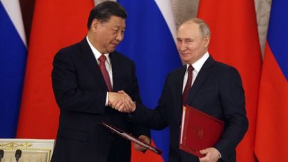 El presidente chino Xi Jinping y el presidente ruso Vladimir Putin se dan la mano durante la ceremonia de firma en el Gran Palacio del Kremlin, el 21 de marzo de 2023 en Moscú, Rusia.