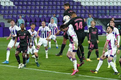 Casemiro remata de cabeza este sábado ante el Valladolid en el gol que supuso la victoria del Real Madrid en el José Zorrilla.