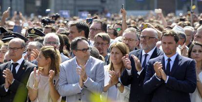 Distintos representantes pol&iacute;ticos en la concentraci&oacute;n de rechazo a los atentados en Catalu&ntilde;a.